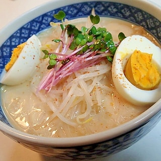 もやし・紅かいわれ大根・ゆで卵の豚骨ラーメン